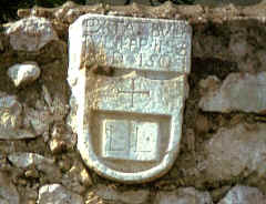 Misterioso scudo in pietra presso la Chiesa dell'Annunziata - Ph.  ENZO MAIELLO 1999